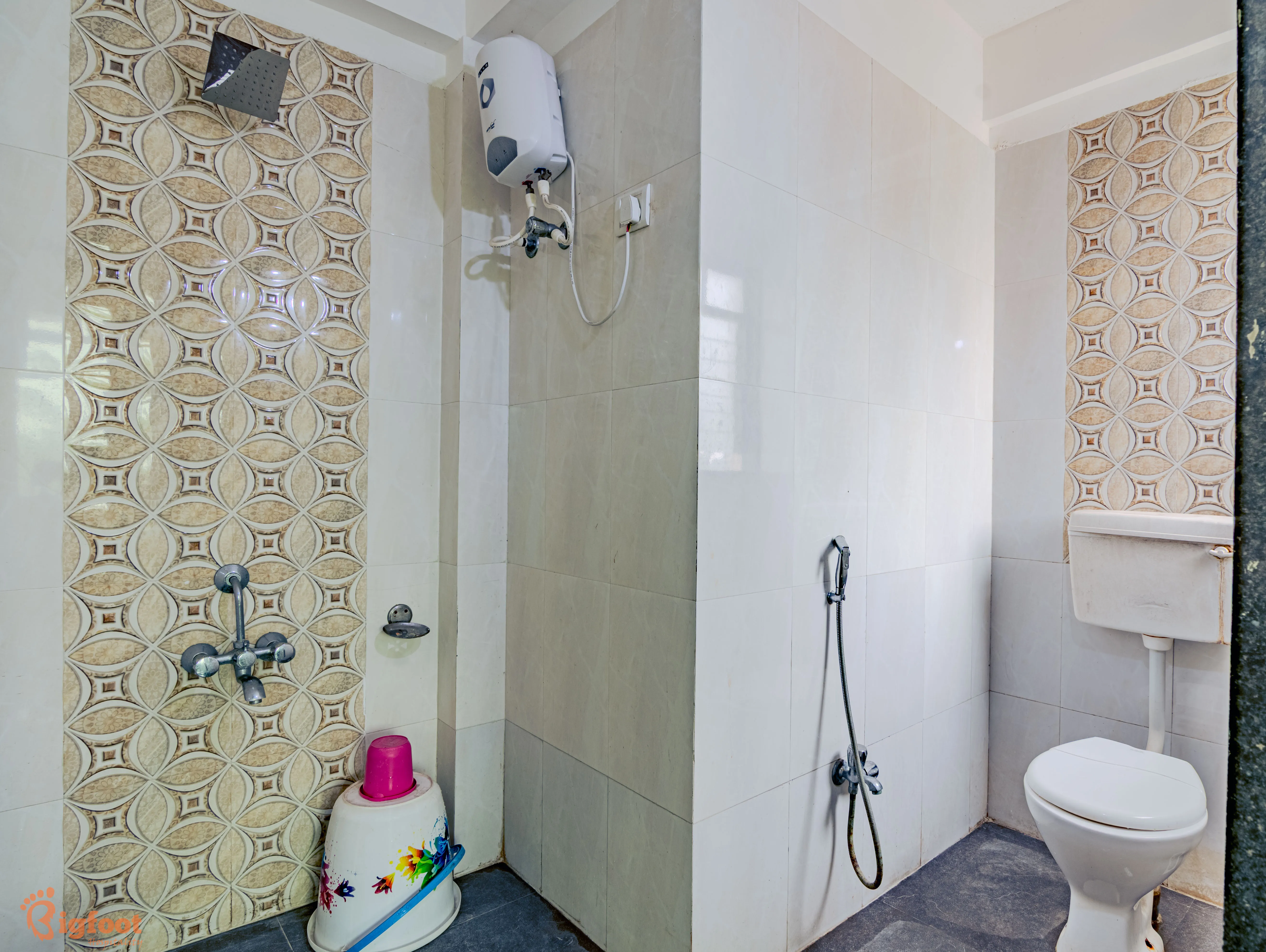 Deluxe Room wardrobe and amenities